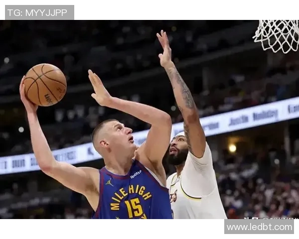 掘金与凯尔特人激战正酣NBA赛场精彩瞬间回顾与分析